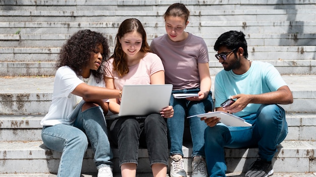 Colleghi che studiano insieme per un esame