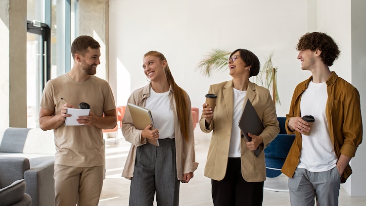 Foto gratuito colleghi con vista frontale della tazza di caffè