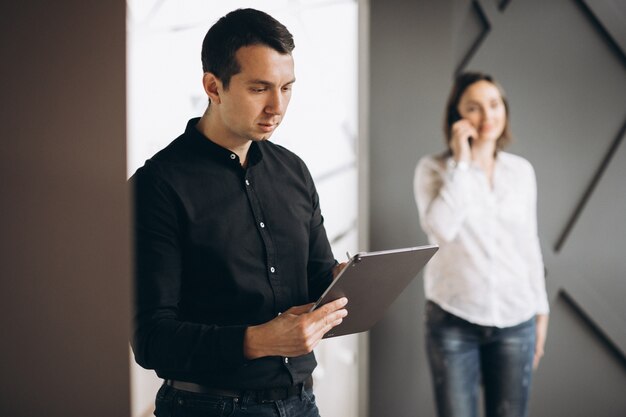 Colleghi dell'uomo di affari e della donna di affari che lavorano al computer portatile