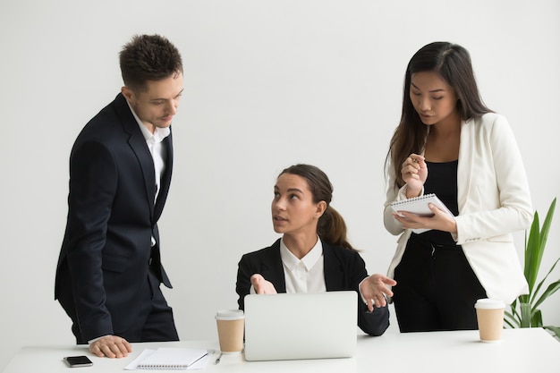 Colleghi di formazione del capo squadra in ufficio