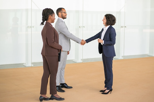 Colleghi di lavoro amichevoli che si salutano