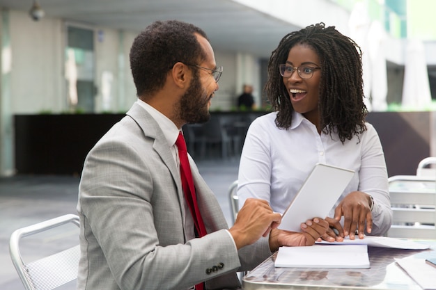 Colleghi di lavoro entusiasti che discutono di progetti e condividono idee