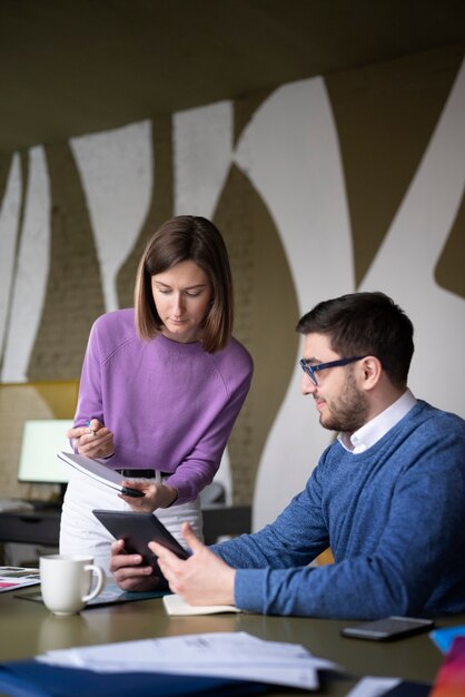 Colleghi di tiro medio che discutono di idee in ufficio