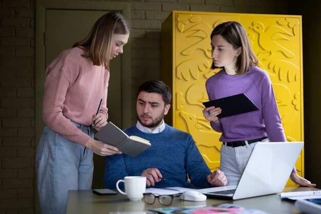 Colleghi di tiro medio che lavorano con il laptop