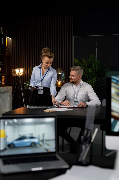 Colleghi di tiro medio che lavorano insieme in ufficio