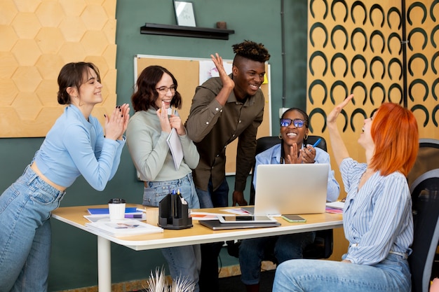 Colleghi di tiro medio che lavorano insieme in ufficio