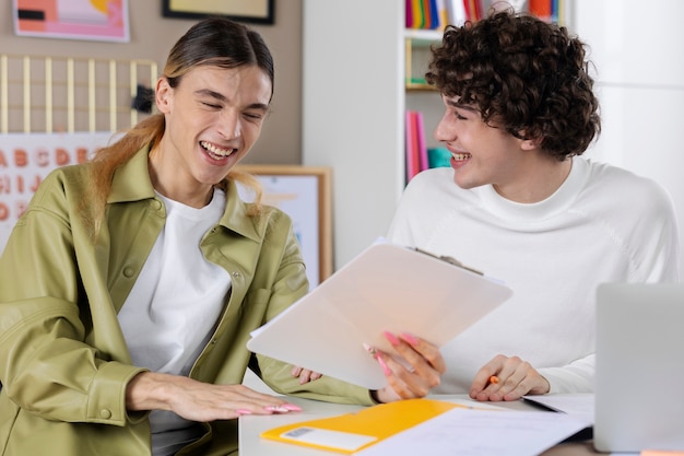 Colleghi di tiro medio che ridono al lavoro