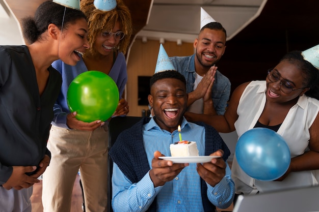 Colleghi di ufficio che celebrano un evento con palloncini