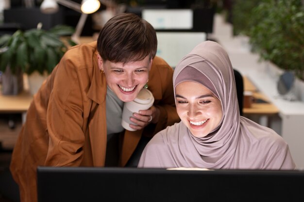 Colleghi felici di tiro medio che lavorano insieme