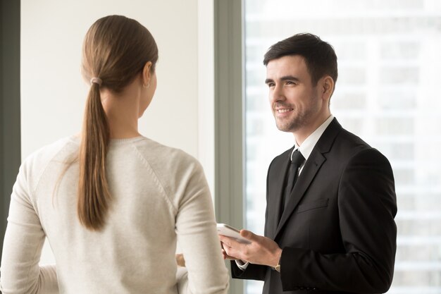 Colleghi femminili e maschii che si incontrano nell&#39;ufficio