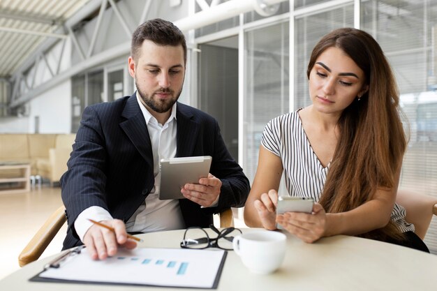 Colleghi in una riunione di lavoro insieme