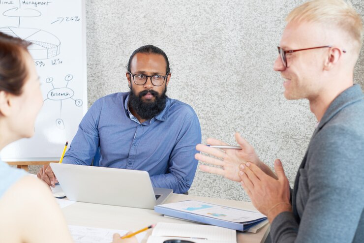 Foto gratuito colleghi multietnici che collaborano alla riunione di lavoro in ufficio