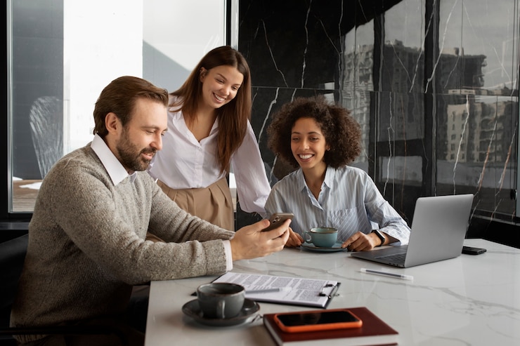 Foto gratuito colleghi sorridenti di tiro medio al lavoro