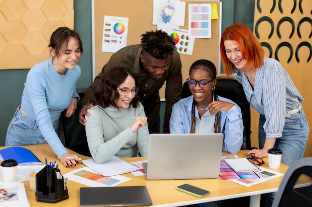 Colleghi sorridenti di tiro medio che lavorano insieme