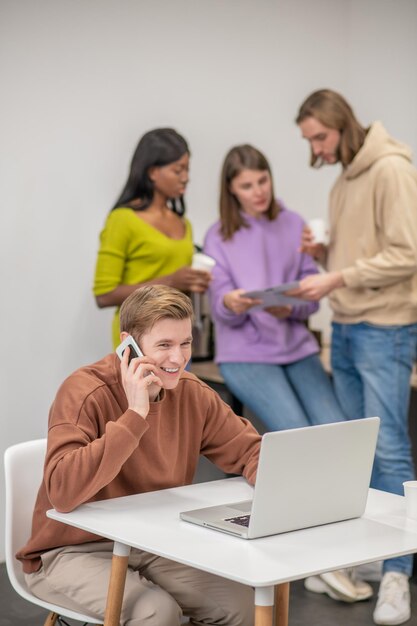 Colleghi. Un gruppo di colleghi che discutono di qualcosa e sembrano coinvolti