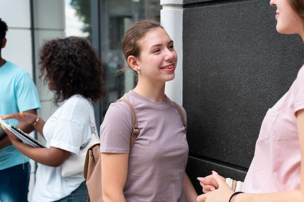 Colleghi universitari che studiano insieme