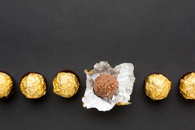 Collezione di caramelle al cioccolato vista dall'alto