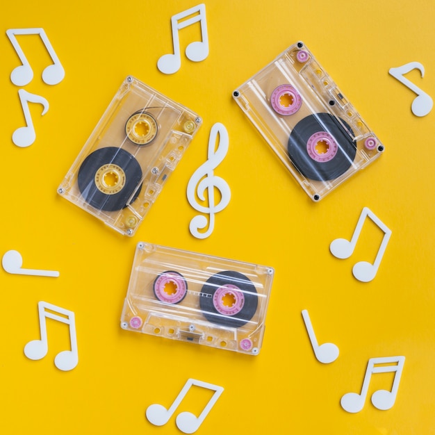 Collezione di cassette trasparenti con note musicali intorno