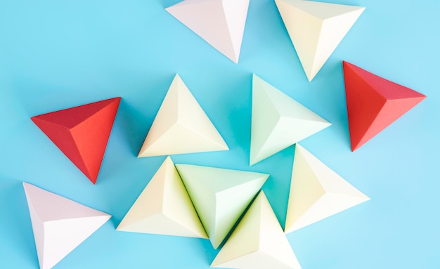 Collezione di forme di carta triangolare vista dall'alto