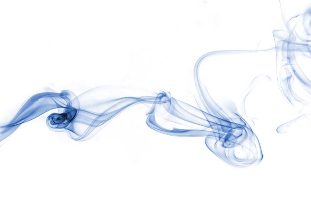 Collezione di fumo blu su sfondo bianco