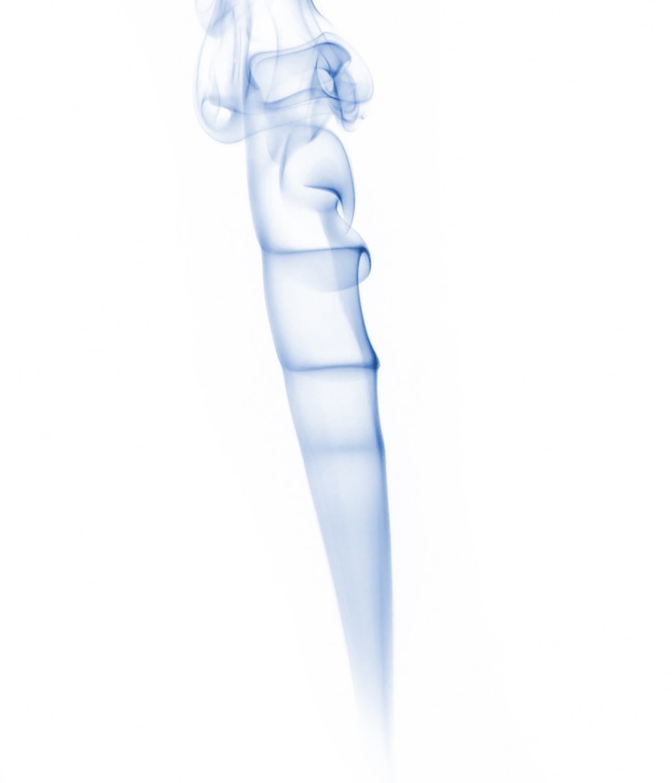 Foto gratuito collezione di fumo blu su sfondo bianco