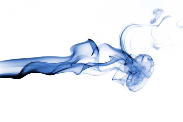 Collezione di fumo blu su sfondo bianco