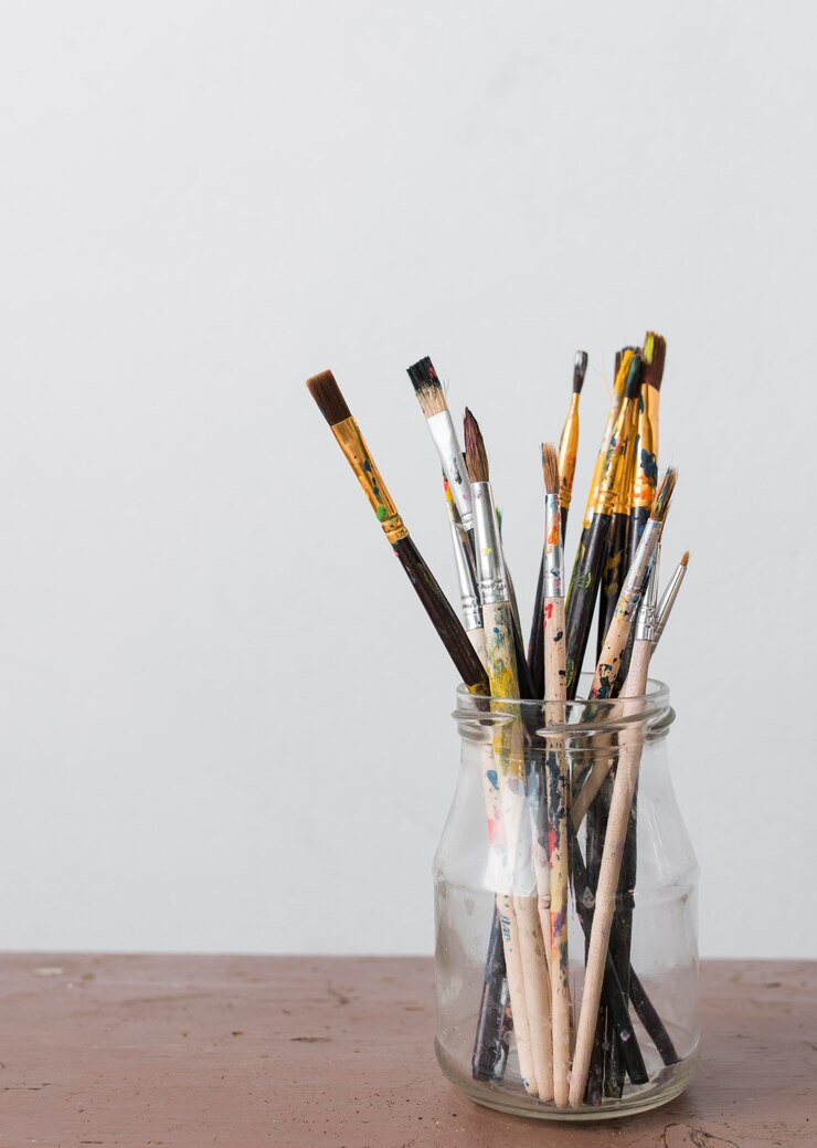 Foto gratuito collezione di oggetti di scena dell'artista sul tavolo