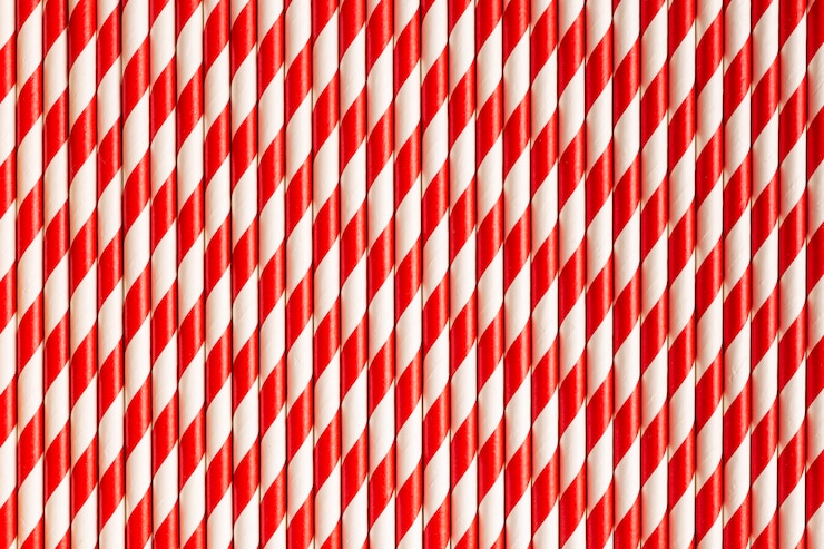 Foto gratuito collezione di paglia di plastica colorata vista dall'alto