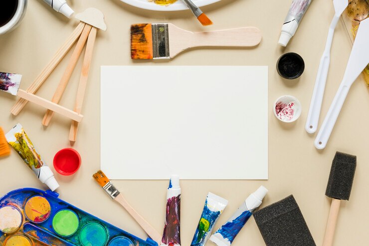 Foto gratuito collezione di strumenti dell'artista e foglio di carta