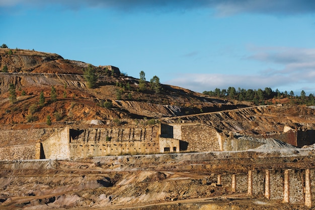 Collina asciutta e vecchia costruzione