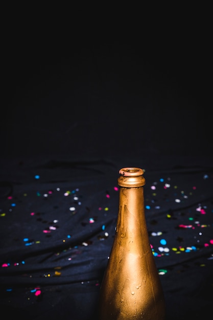 Collo di bottiglia d&#39;oro con coriandoli
