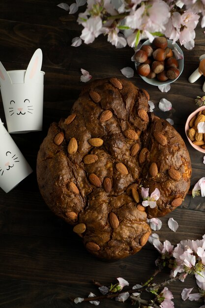 Colomba con mandorle e fiori vista dall'alto