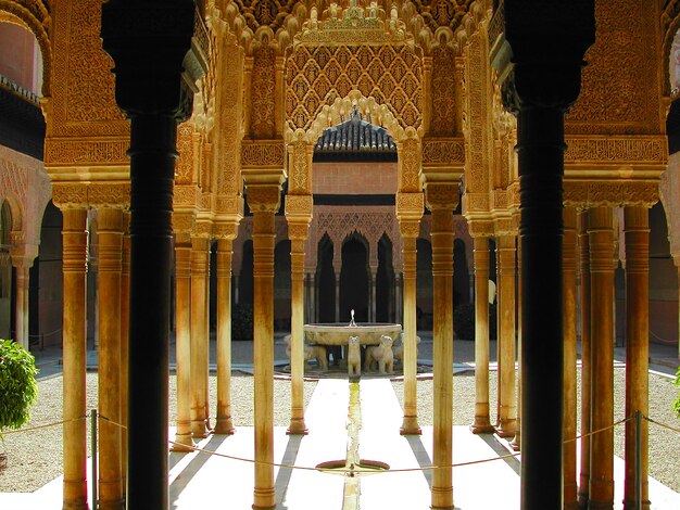 Colonne del palazzo dell'Alhambra di Granada, in Spagna con la vista della Corte dei Leoni