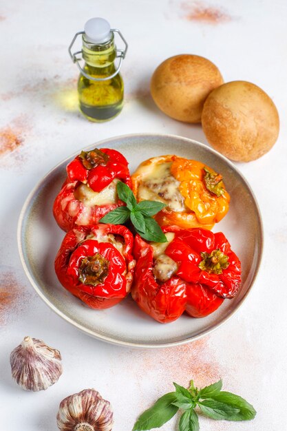 Colorato al forno con formaggio, peperoni ripieni con carne macinata.