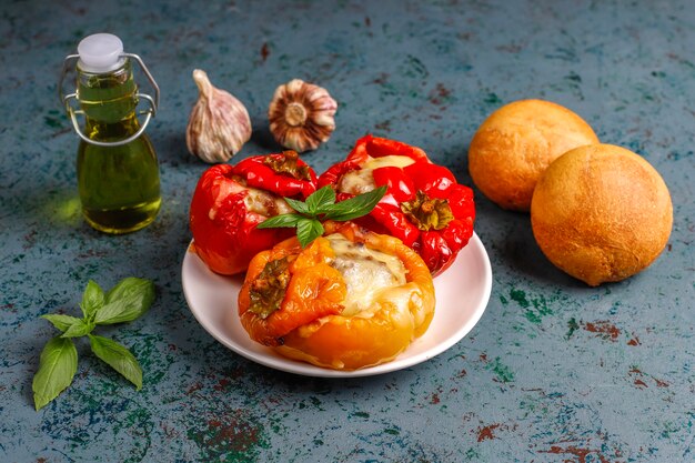 Colorato al forno con formaggio, peperoni ripieni con carne macinata.