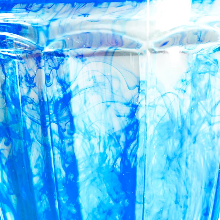 Foto gratuito colore sciolto in acqua con sfondo bianco