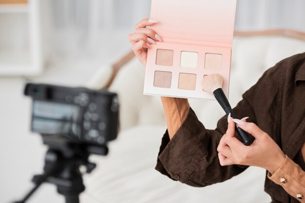 Colori di trucco della tenuta della donna del primo piano