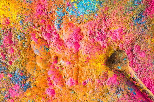 Colori Holi spruzzati a caso con un pennello