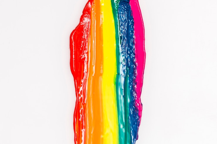 Foto gratuito colpi della spazzola della pittura ad olio dell&#39;arcobaleno su fondo bianco