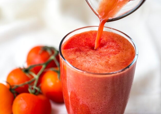 Colpo a macroistruzione del succo di pomodoro fresco