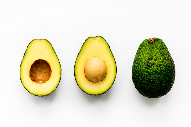 Colpo a macroistruzione dell&#39;avocado isolato su priorità bassa bianca