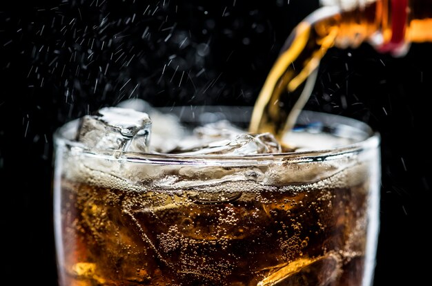 Colpo a macroistruzione della bevanda cola fizzy