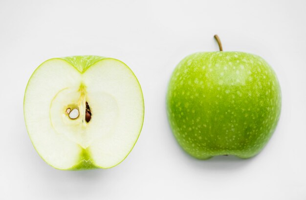 Colpo a macroistruzione della mela verde isolata su priorità bassa bianca