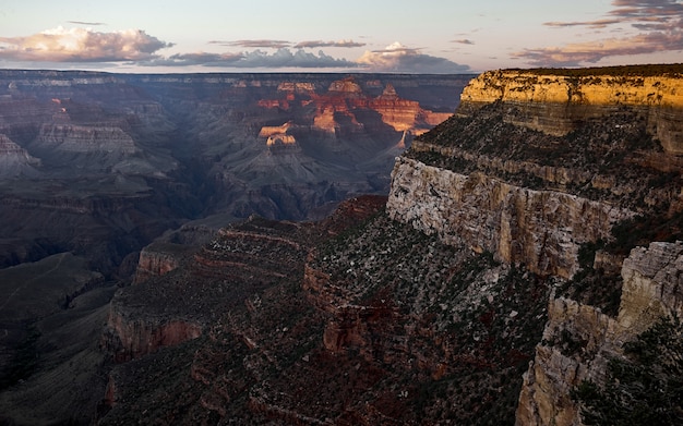 Colpo a volo d'uccello del bellissimo Grand Canyon con montagne rocciose rosse, marroni e grigie