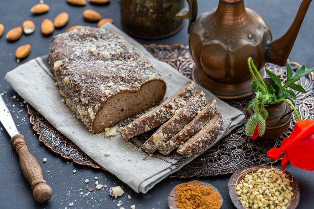 Colpo ad alto angolo di pane vegano crudo fresco su un tavolo rustico