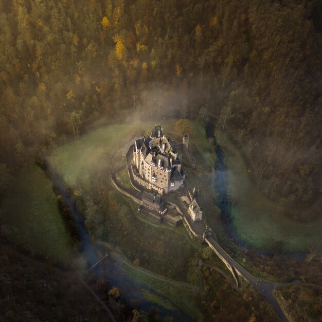 Colpo aereo del castello di Eltz circondato dagli alberi in Wierschem, Germania