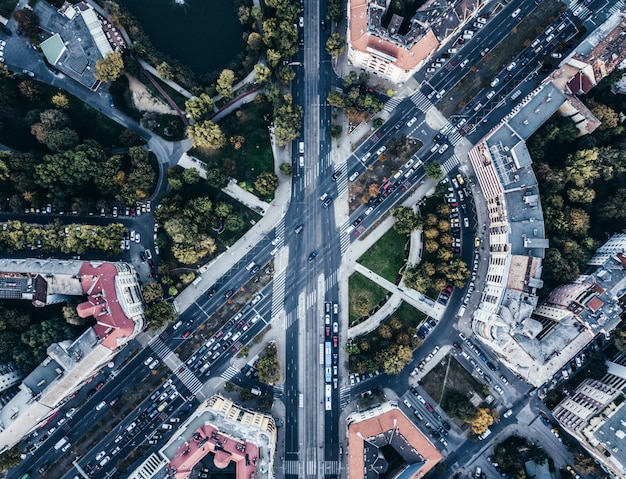 Colpo aereo del fuco di un incrocio della strada di grande traffico urbano della città