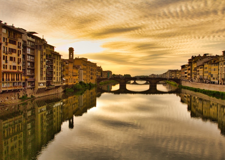 Foto gratuito colpo alto angolo del cupo piazzale michelangelo di firenze con riflessi nel fiume