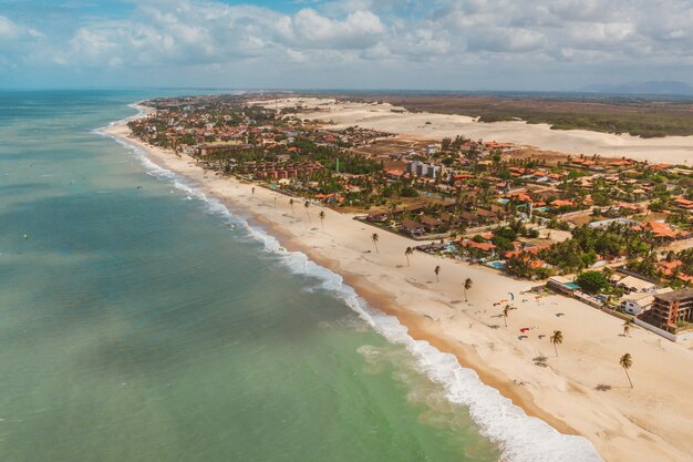 Colpo alto angolo della spiaggia e dell'oceano nel nord del Brasile, Ceará, Fortaleza / Cumbuco / Parnaiba