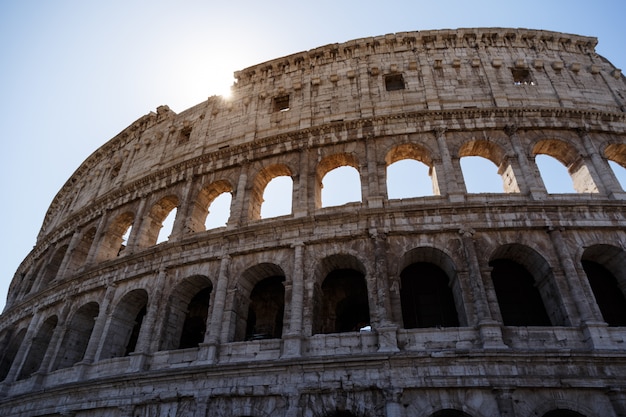 Colpo basso angolo del famoso Colosseo a Roma, Italia sotto il cielo luminoso